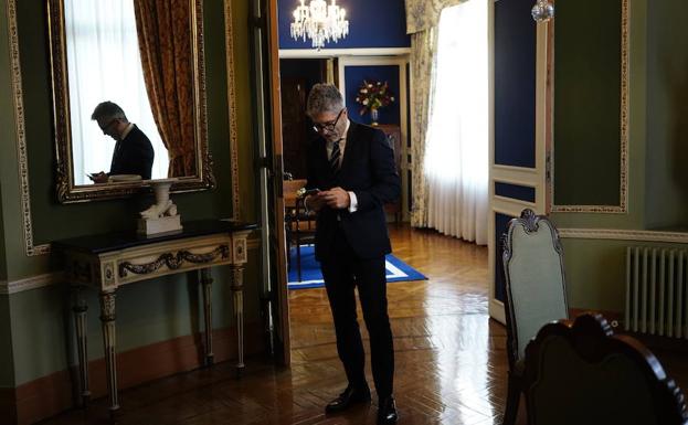 El ministro consulta su móvil en los salones de la Subdelegación del Gobierno en Bilbao.