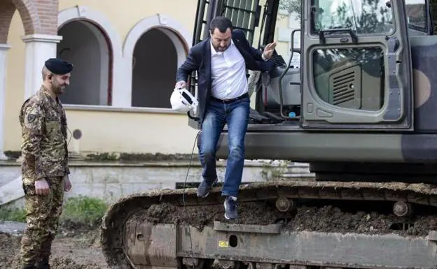 Salvini supervisó el derribo de una mansión de la mafia en Roma.