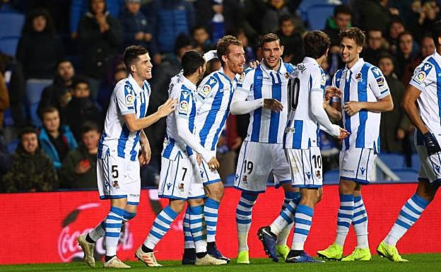 Los jugadores de la Real celebran el gol de Zurutuza.