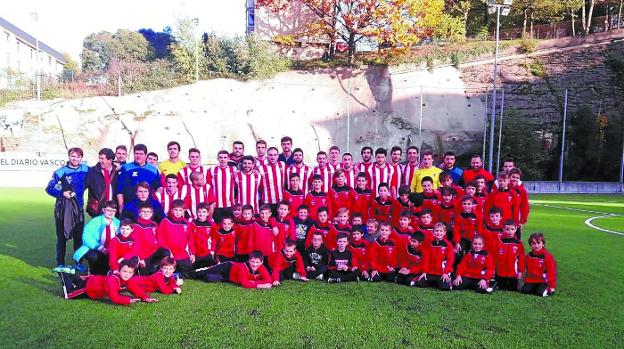 En el Jesús Mari Zamora. Los jugadores del junto a muchos de sus seguidores instantes antes del partido celebrado el pasado sábado.