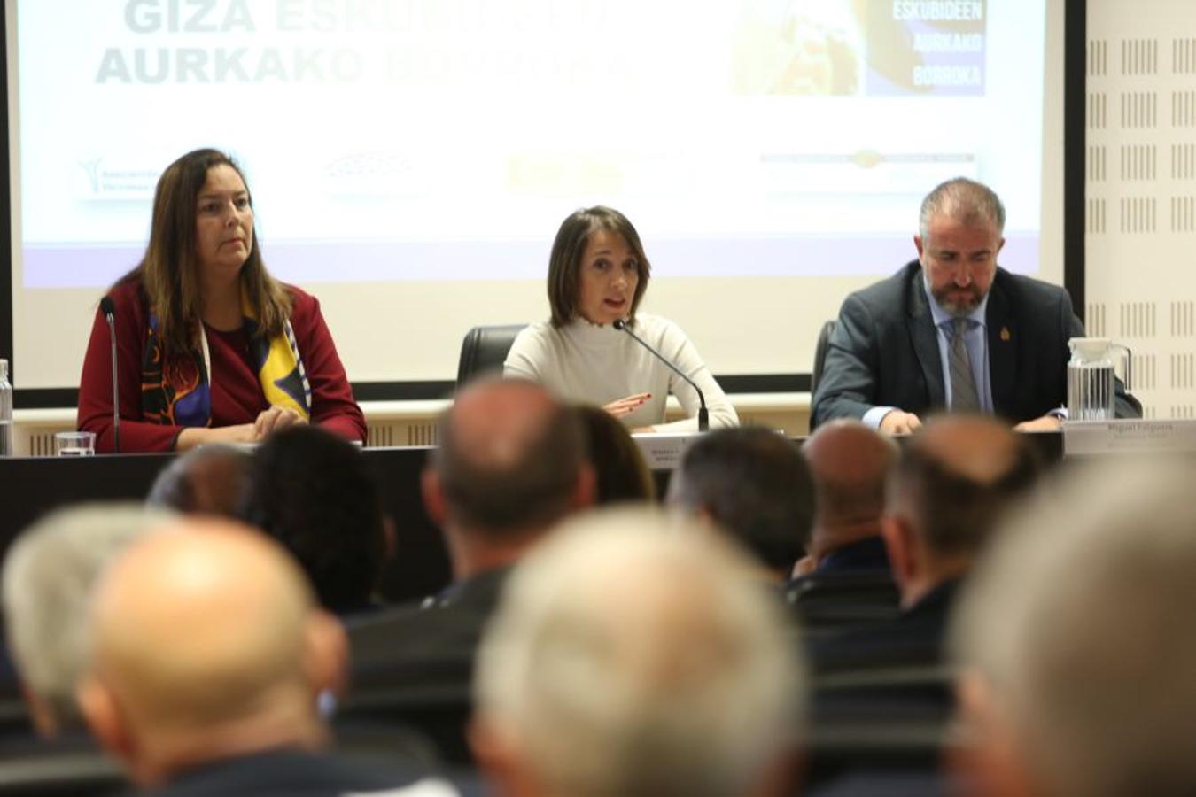 Celebración de las IV Jornadas sobre Terrorismo bajo el título «Lucha contra el terrorismo y Derechos Humanos», organizadas por la AVT y la Asociación-Plataforma de Apoyo a las Víctimas del Terrorismo.