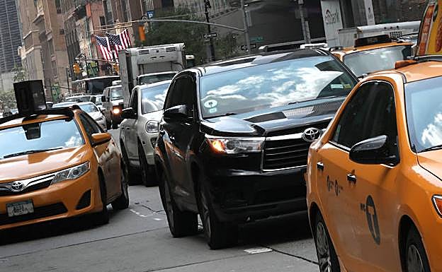 Un vehículo de Uber, entre los taxis neoyorquinos.