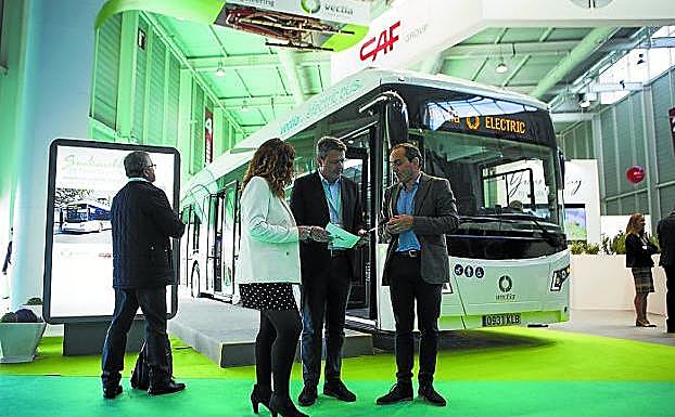 Autobús y pantógrafo. El alcalde, José Antonio Santano, con los ediles Cristina Laborda y Miguel Ángel Páez, ante un autobús como los que tendrá Irun y el aparato que los carga en las cabeceras. 