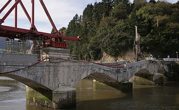 Las obras en el puente que une Deba y Mutriku.