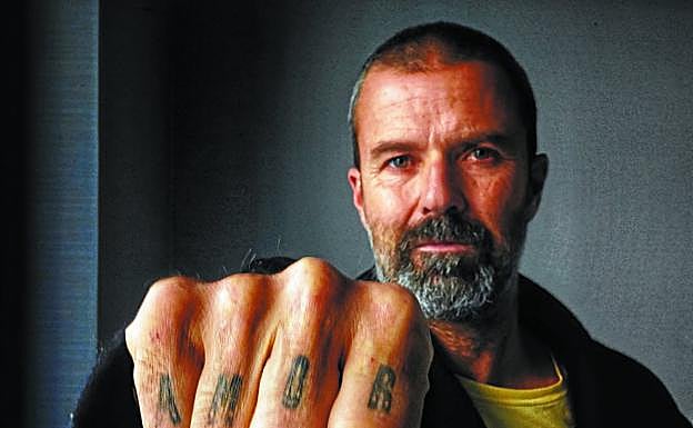 Pau Donés muestra la palabra 'amor' tatuada en su puño derecho.