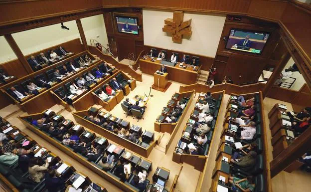 PNV y EH Bildu sacan adelante en el Parlamento Vasco una declaración contra la Constitución
