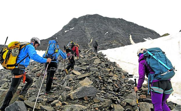 Un grupo de montañeros asciende por el corredor Goûter, de la vía normal del Mont Blanc, el pasado mes de agosto. 