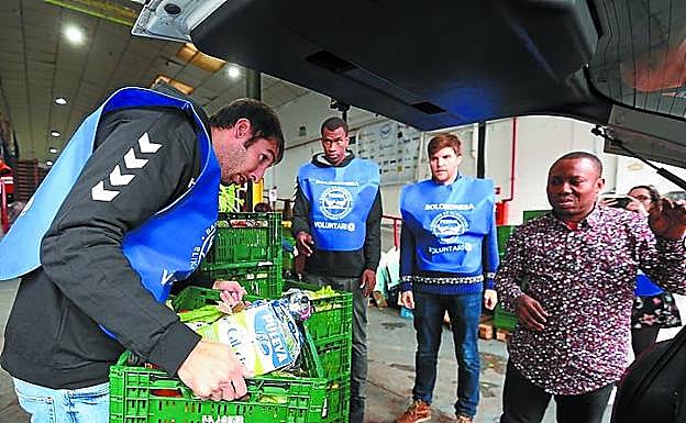 Jugadores del GBC ayudaron en el Banco de Alimentos. 