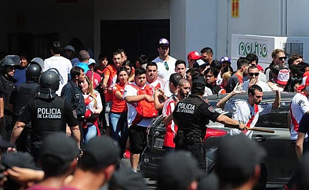 Hinchas de River, en los alrededores del Monumental. 