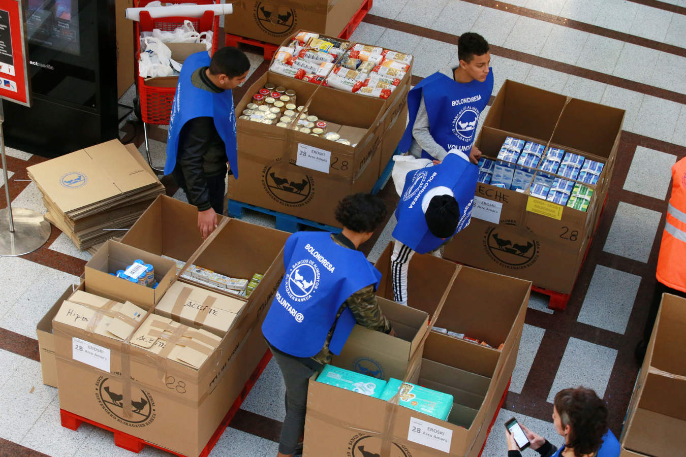 La Gran Recogida de Alimentos ha arrancado a buen ritmo en los más de 170 establecimientos guipuzcoanos que participan entre este viernes y sábado en la iniciativa del Banco de Alimentos. La Gipuzkoa solidaria ha vuelto ha demostrar su capacidad para volcarse con familias sin recursos que se ven obligadas a recurrir al Banco de Alimentos. 