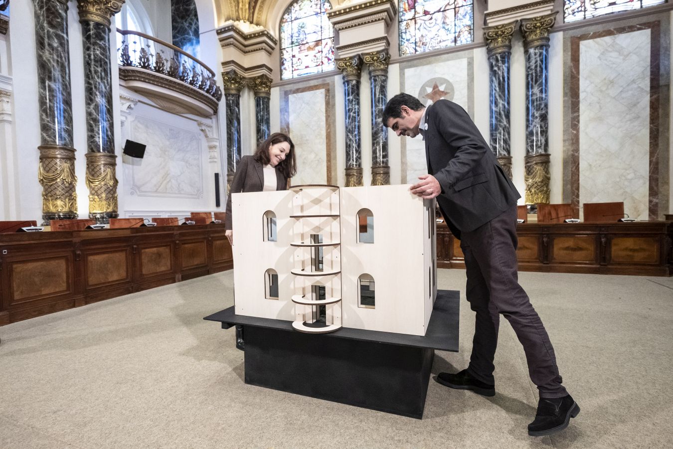 La escultora donostiarra ha dado este viernes a conocer a las autoridades la maqueta del proyecto que «aún puede estar sujeta a algún cambio»