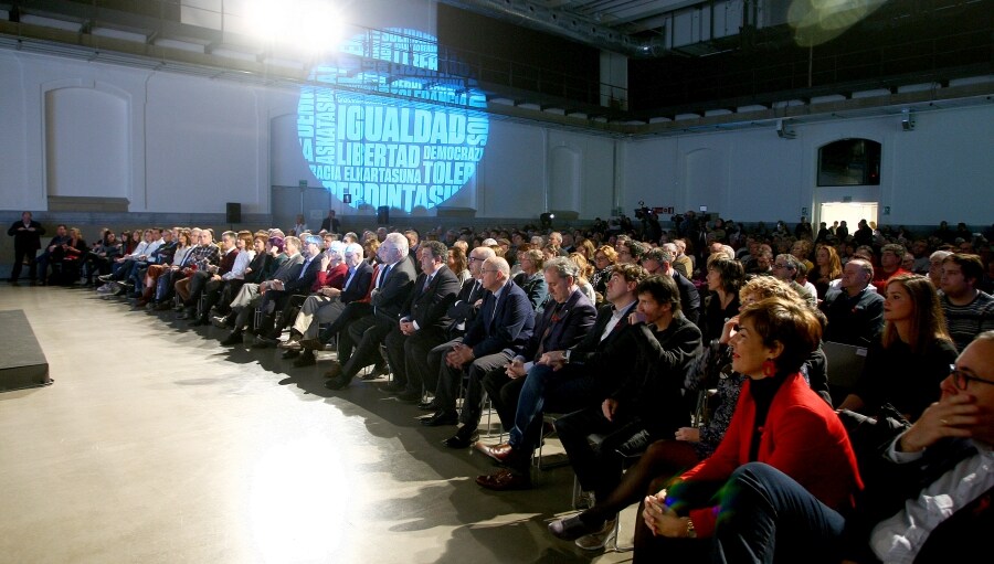 «La defensa de la democracia y de la libertad no ha sido nunca una opción sino un deber». Así lo ha asegurado el director de El Diario Vasco, José Gabriel Mujika, al recibir, en el centro Tabakalera de San Sebastián, el premio Ramón Rubial a la Defensa de la Democracia y la Libertad.