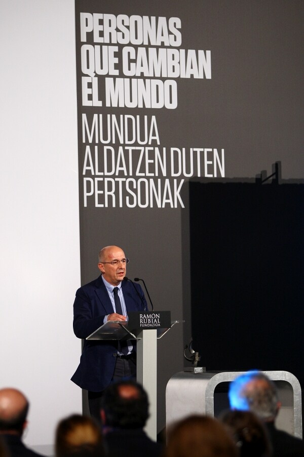 «La defensa de la democracia y de la libertad no ha sido nunca una opción sino un deber». Así lo ha asegurado el director de El Diario Vasco, José Gabriel Mujika, al recibir, en el centro Tabakalera de San Sebastián, el premio Ramón Rubial a la Defensa de la Democracia y la Libertad.