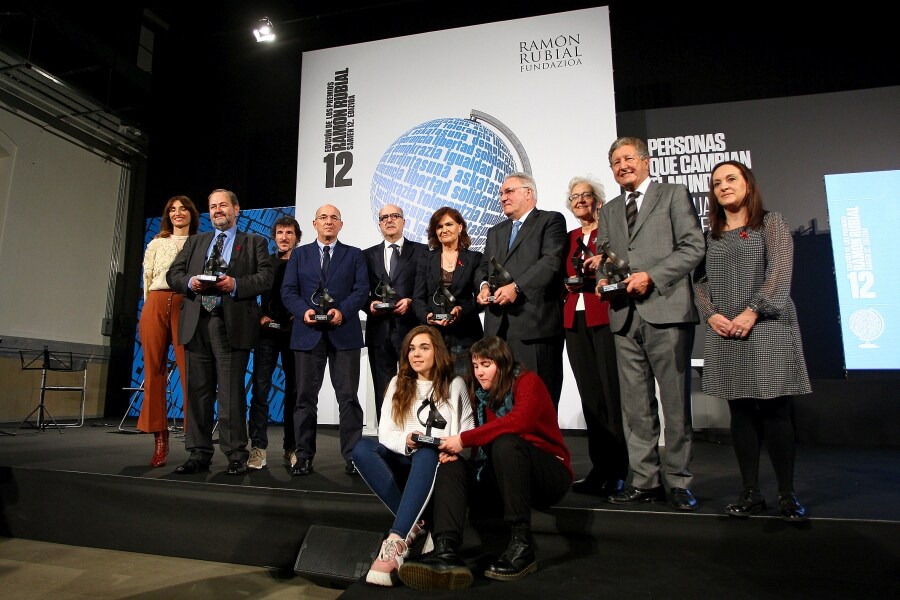 «La defensa de la democracia y de la libertad no ha sido nunca una opción sino un deber». Así lo ha asegurado el director de El Diario Vasco, José Gabriel Mujika, al recibir, en el centro Tabakalera de San Sebastián, el premio Ramón Rubial a la Defensa de la Democracia y la Libertad.