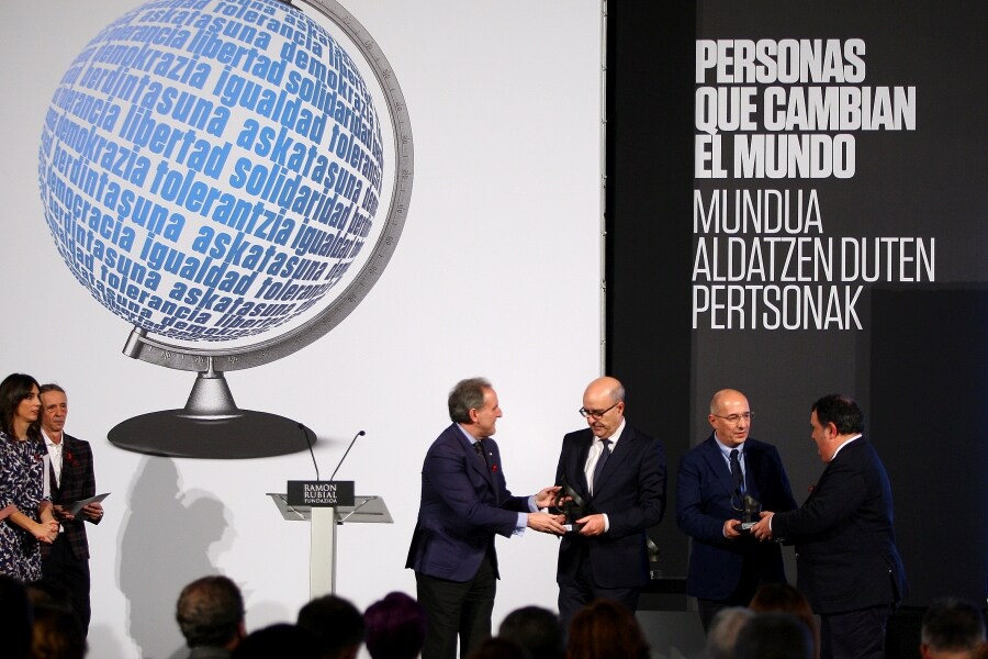 «La defensa de la democracia y de la libertad no ha sido nunca una opción sino un deber». Así lo ha asegurado el director de El Diario Vasco, José Gabriel Mujika, al recibir, en el centro Tabakalera de San Sebastián, el premio Ramón Rubial a la Defensa de la Democracia y la Libertad.