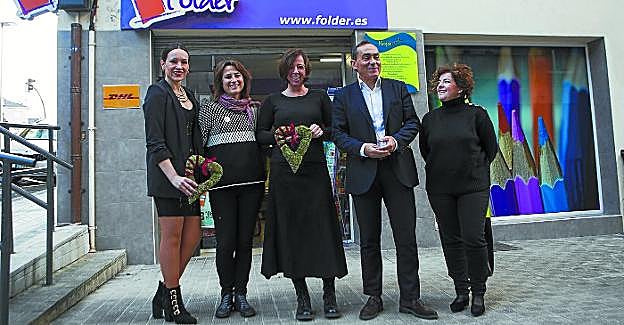 Izaskun Iglesias, Ane Bueno, Raquel Lamas, Miguel Ángel Páez y Estíbaliz Tello, frente a la papelería y copistería Kopiart.
