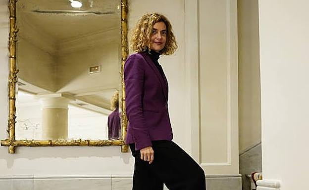 La ministra Meritxell Batet sube las escaleras de un céntrico hotel bilbaíno.