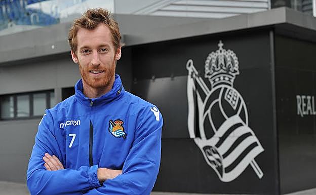 David Zurutuza posa sonriente en las instalaciones de Zubieta. El centrocampista realista atraviesa un buen momento y tiene motivos para ello.