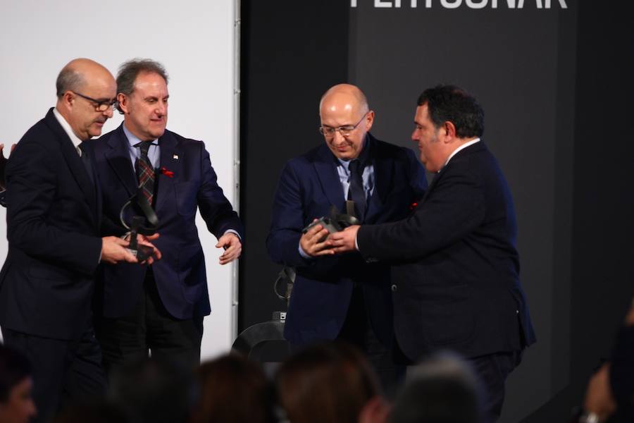 El director de El Diario Vasco, José Gabriel Mujika, recibe el galardón de manos de Ernesto Gasco, teniente de alcalde de San Sebastián. A su derecha están el socialista Alfonso Gil y el director de El Correo, José Miguel Santamaría. 