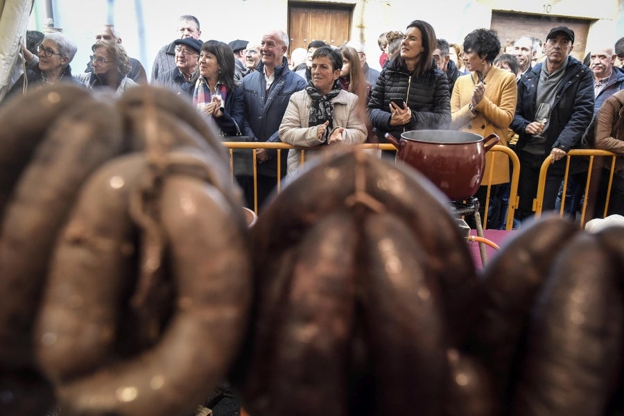 Ormaiztegi ha celebrado la Feria agrícola, con concursos incluído. Los vecinos de la localidad han podido disfrutar del concurso de morcilla, y de los componentes de la morcilla, así como de platos elaborados a base de morcilla.