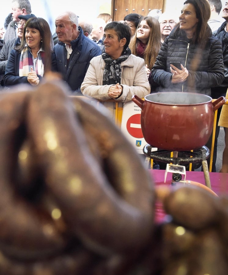 Ormaiztegi ha celebrado la Feria agrícola, con concursos incluído. Los vecinos de la localidad han podido disfrutar del concurso de morcilla, y de los componentes de la morcilla, así como de platos elaborados a base de morcilla.