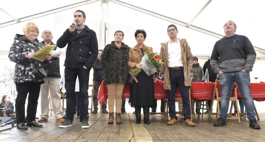 Ormaiztegi ha celebrado la Feria agrícola, con concursos incluído. Los vecinos de la localidad han podido disfrutar del concurso de morcilla, y de los componentes de la morcilla, así como de platos elaborados a base de morcilla.