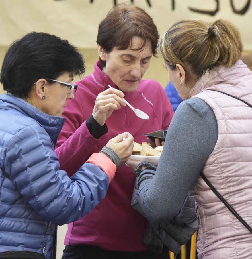 Ormaiztegi ha celebrado la Feria agrícola, con concursos incluído. Los vecinos de la localidad han podido disfrutar del concurso de morcilla, y de los componentes de la morcilla, así como de platos elaborados a base de morcilla.