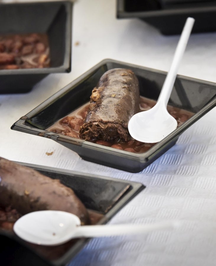 Ormaiztegi ha celebrado la Feria agrícola, con concursos incluído. Los vecinos de la localidad han podido disfrutar del concurso de morcilla, y de los componentes de la morcilla, así como de platos elaborados a base de morcilla.