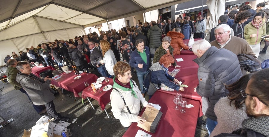 Ormaiztegi ha celebrado la Feria agrícola, con concursos incluído. Los vecinos de la localidad han podido disfrutar del concurso de morcilla, y de los componentes de la morcilla, así como de platos elaborados a base de morcilla.