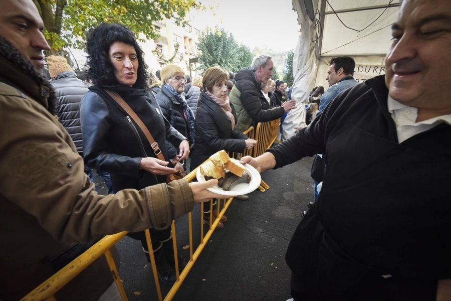 Ormaiztegi ha celebrado la Feria agrícola, con concursos incluído. Los vecinos de la localidad han podido disfrutar del concurso de morcilla, y de los componentes de la morcilla, así como de platos elaborados a base de morcilla.