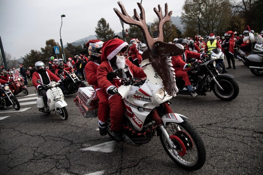 Decenas de personas se visten de Santa Claus para participar en la novena edición del rally Santa Claus 'Papa Noel'.