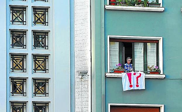 Queja. Un signo de exclamación y otro de interrogación. 