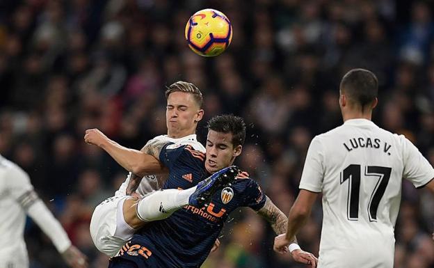 Marcos Llorente y Lucas Vázquez, durante el partido ante el Valencia.