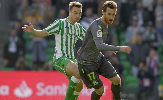 Zurutuza controla el balón, este domingo en el Benito Villamarín. 