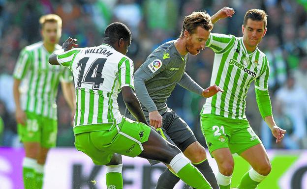 Zurutuza trata de zafarse de William Carvalho y Lo Celso ayer en el Benito Villamarín. 