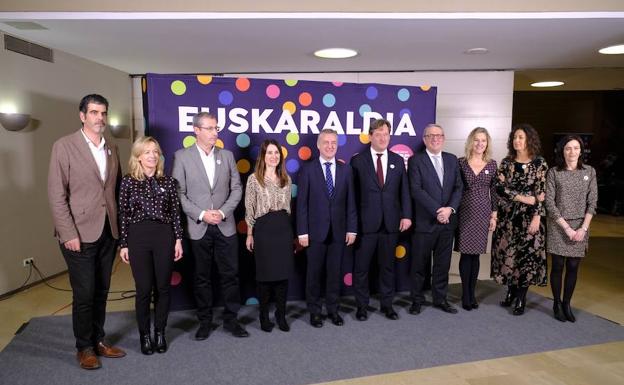 El lehendakari y los representantes institucionales en el acto celebrado en el Kursaal.