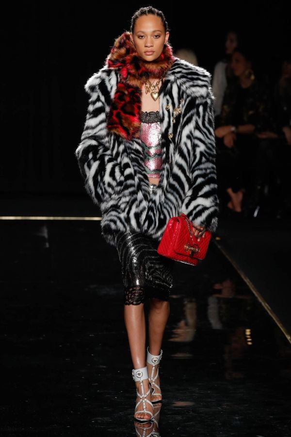 Muchas caras conocidas en el último desfile de Versace para la temporada de otoño de 2019