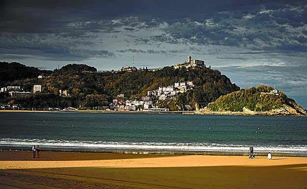 El sol alternó con las nubes durante parte de la jornada de ayer en Donostia. 
