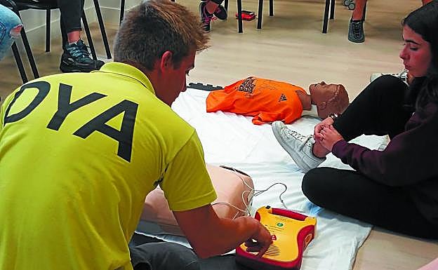 Un miembro de la DYA explica las fases de la reanimación en uno de las cursos que imparte.
