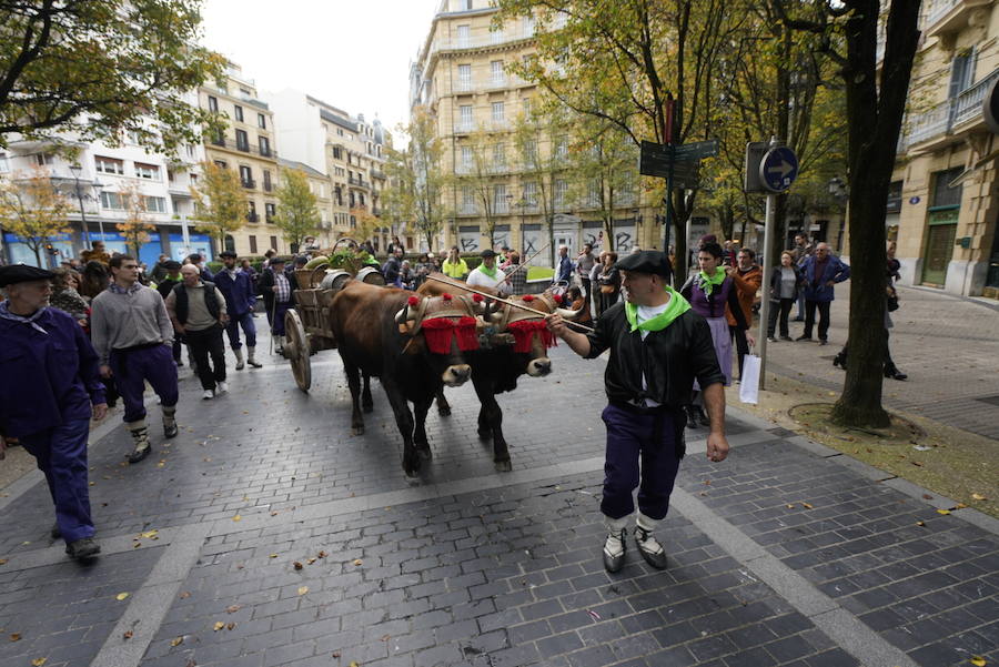 Los componentes de Jo ala Jo Taldea de Arizkun han inaugurado este jueves la V Sagardo Apurua en el Boulevard donostiarra. Sagardo Route-Asociación de Sidrerías de Gipuzkoa