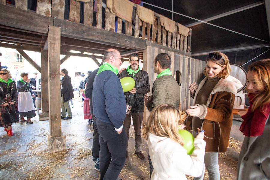 Los componentes de Jo ala Jo Taldea de Arizkun han inaugurado este jueves la V Sagardo Apurua en el Boulevard donostiarra. Sagardo Route-Asociación de Sidrerías de Gipuzkoa organiza una fiesta que comenzó con la llegada de la sidra desde el río Urumea.