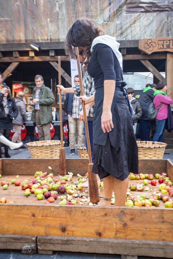 Los componentes de Jo ala Jo Taldea de Arizkun han inaugurado este jueves la V Sagardo Apurua en el Boulevard donostiarra. Sagardo Route-Asociación de Sidrerías de Gipuzkoa organiza una fiesta que comenzó con la llegada de la sidra desde el río Urumea.