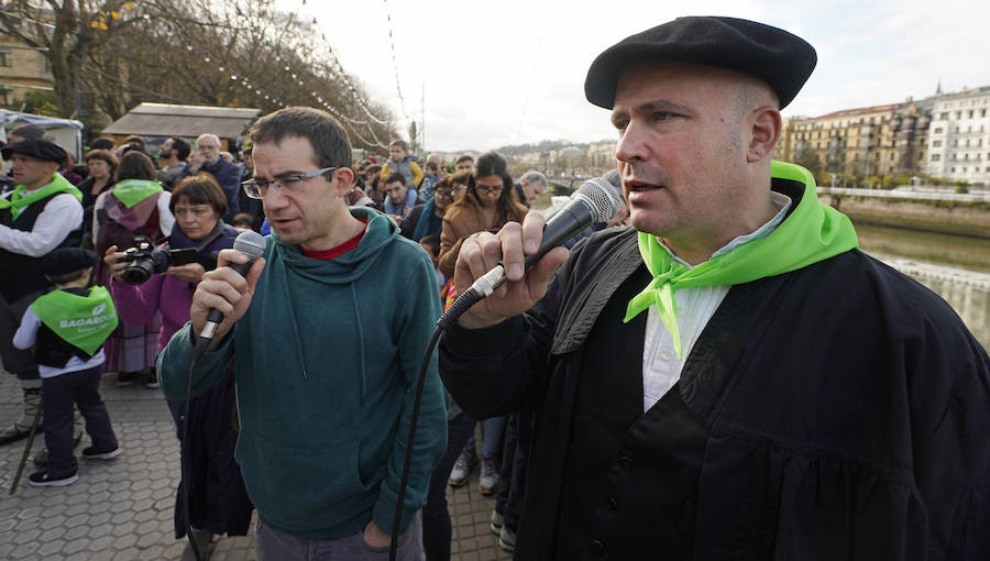 Los componentes de Jo ala Jo Taldea de Arizkun han inaugurado este jueves la V Sagardo Apurua en el Boulevard donostiarra. Sagardo Route-Asociación de Sidrerías de Gipuzkoa