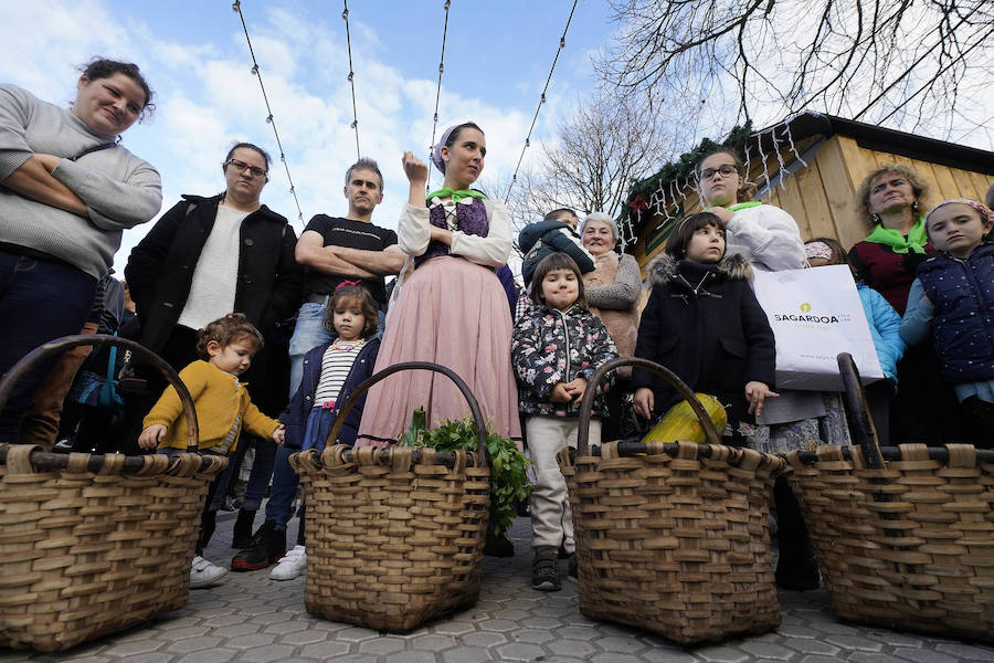 Los componentes de Jo ala Jo Taldea de Arizkun han inaugurado este jueves la V Sagardo Apurua en el Boulevard donostiarra. Sagardo Route-Asociación de Sidrerías de Gipuzkoa