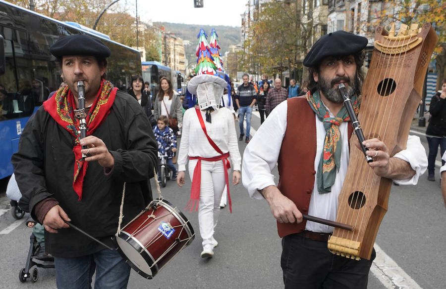 Los componentes de Jo ala Jo Taldea de Arizkun han inaugurado este jueves la V Sagardo Apurua en el Boulevard donostiarra. Sagardo Route-Asociación de Sidrerías de Gipuzkoa