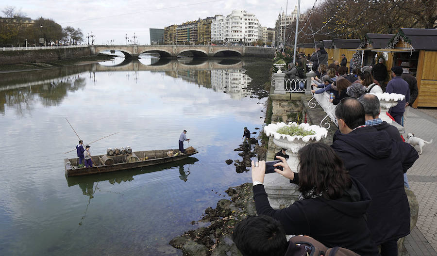 Los componentes de Jo ala Jo Taldea de Arizkun han inaugurado este jueves la V Sagardo Apurua en el Boulevard donostiarra. Sagardo Route-Asociación de Sidrerías de Gipuzkoa