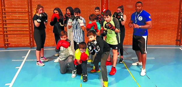 Varios alumnos y alumnas de categoría benjamín e infantil. 