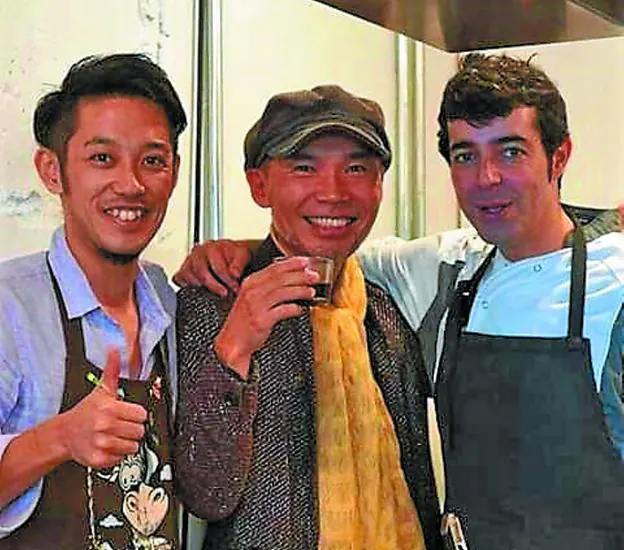 El cocinero en Tokio con algunos de los invitados . 