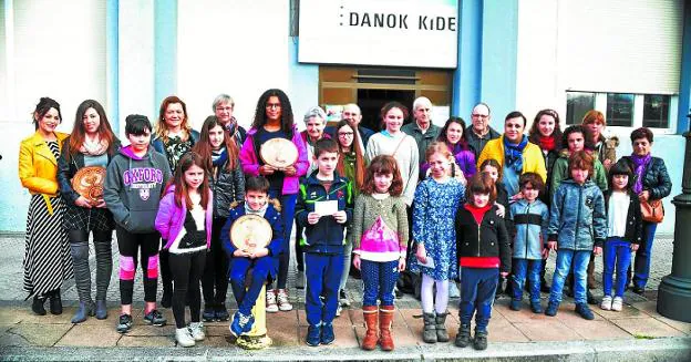 Participantes premiados junto a la organización en la edición pasada ante la sede de Blas de Lezo. 