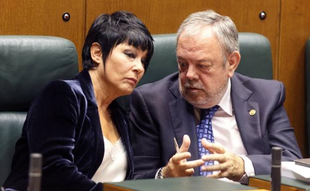 Maddalen Iriarte y Pedro Aspiazu charlan en un pleno de control en el Parlamento Vasco